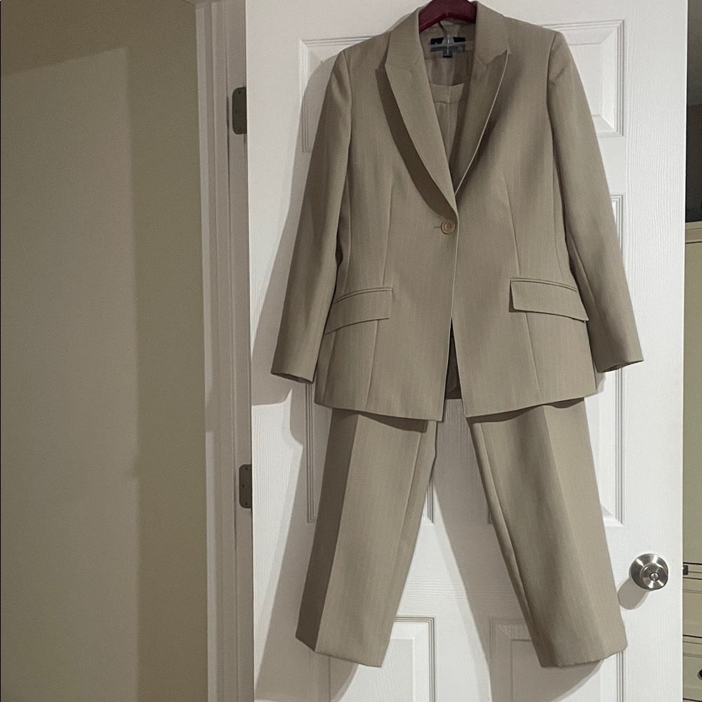Evan Piccone Women’s Pants Suit. Tan/White stripes. Lined. Womens size 8.